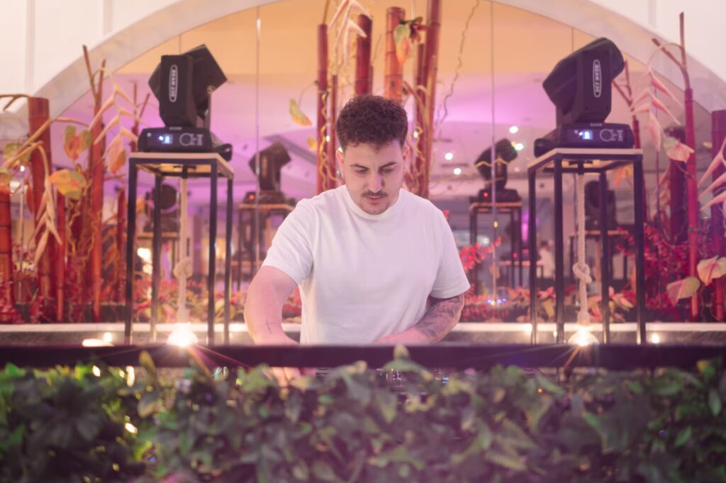 Dj en una cabina poniendo música.